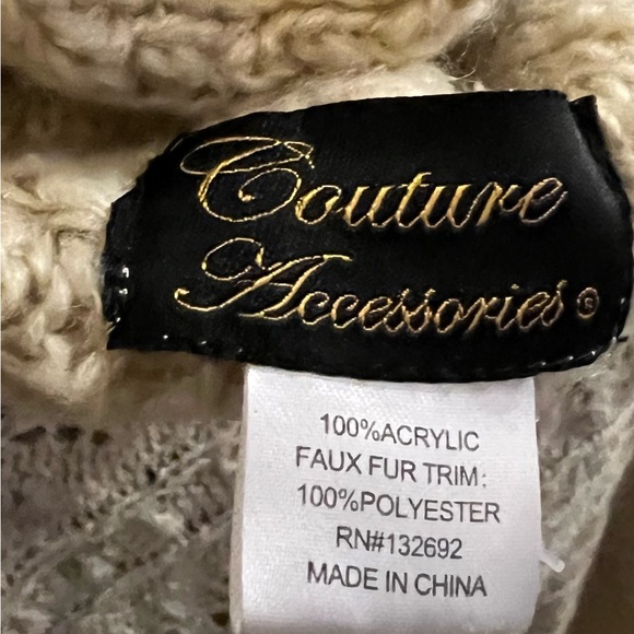 COUTURE ACCESSORIES SHAWL WITH A HOOD NWOT - Picture 4 of 6